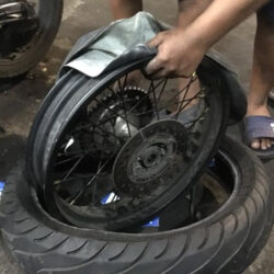 cara melepas ban motor dari velg