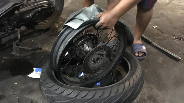 cara melepas ban motor dari velg